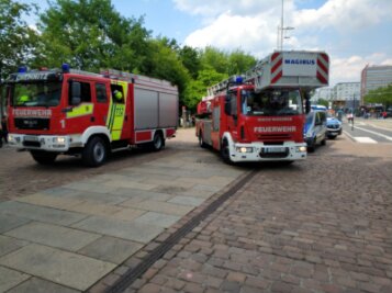 Feueralarm: Einkaufszentrum Galerie Roter Turm evakuiert - Die Feuerwehr war mit mehreren Fahrzeugen angerückt.