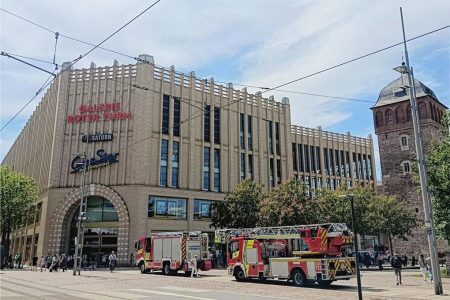 Feueralarm: Einkaufszentrum "Roter Turm" in der Chemnitzer Innenstadt geräumt - Die Feuerwehr musste am Donnerstagnachmittag zum Einkaufszentrum "Roter Turm" ausrücken. 