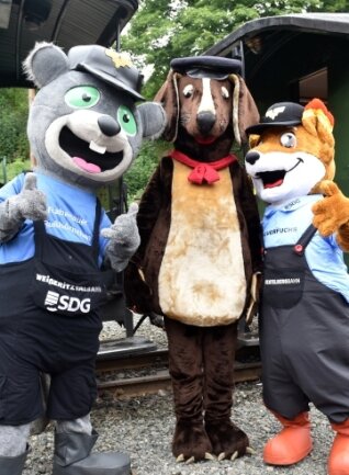 Das neue Maskottchen der SDG, der Feuerfuchs, stellte sich am Wochenende in Oberwiesenthal vor. An seiner Seite: der Lößnitzdackel und das Rußhörnchen. 