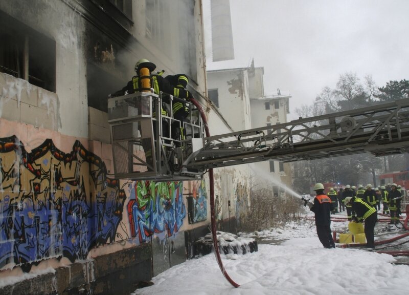 Feuerteufel schlägt wieder in Industriebrache zu - 
              <p class="artikelinhalt">Kameraden der Freiwilligen Feuerwehr Flöha bei der Löschaktion im Gebäude der ehemaligen Baumwollspinnerei in Flöha-Gückelsberg.</p>
            