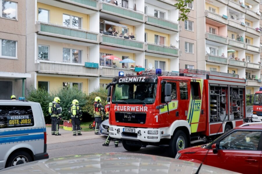 Feuerteufel versetzt Anwohner in Chemnitz-Markersdorf in Aufruhr - Mitte Juli brannte es in einem Plattenbau in der Straße am Harthwald 26. Drei Bewohner wurden verletzt. Wie in allen anderen zehn Fällen im direkten Umfeld geht die Polizei von vorsätzlicher Brandstiftung aus. 