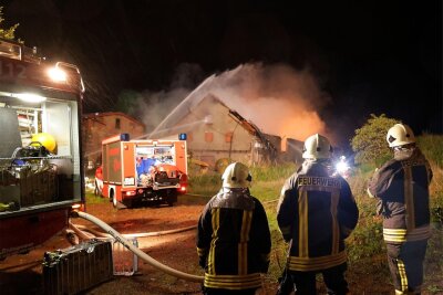 Feuerteufel von Frankenberg war Feuerwehrmann: Jetzt reagiert der Verbandschef - Am 19. September 2022 brannte am Altenhainer Weg diese Scheune mit Fotovoltaikanlage.