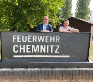 Feuerwache erhält neues Signet - Der Amtsleiter der Feuerwehr, René Kraus (r.), und der Betriebsleiter von ITC Heckert, Bernd Stumm, am Signet vor dem Haupteingang der Feuerwache 1. 