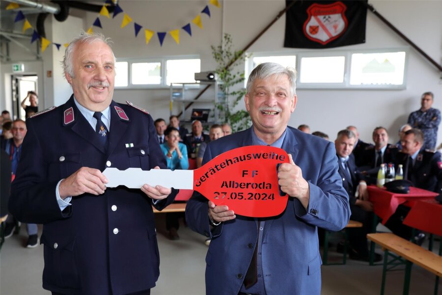 Feuerwehr Alberoda erhält Gerätehaus mit großer Fahrzeughalle - Oberbürgermeister Heinrich Kohl (l.) übergibt den Schlüssel an Ortswehrleiter Rolf Epperlein.
