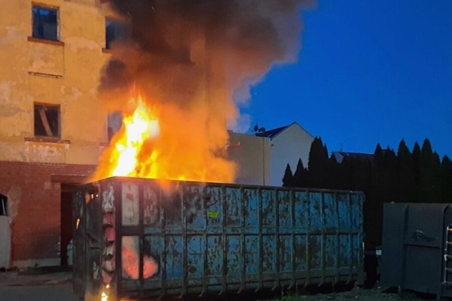 Dieser Sperrmüllcontainer an der August-Colditz-Straße in Crimmitschau ist am frühen Freitagmorgen in Brand geraten. Durch das schnelle Eingreifen der Feuerwehr konnte eine weitere Ausbreitung des Feuers verhindert werden. Die Brandursache ist noch unklar. Die Polizei ermittelt.