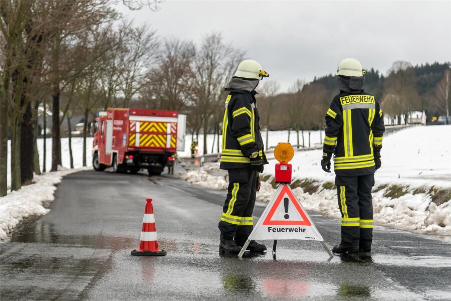 Feuerwehr an Heiligabend im Erzgebirge im Dauereinsatz - Zu gesperrten Straßen kam es am 24. Dezember auch im Raum Olbernhau.