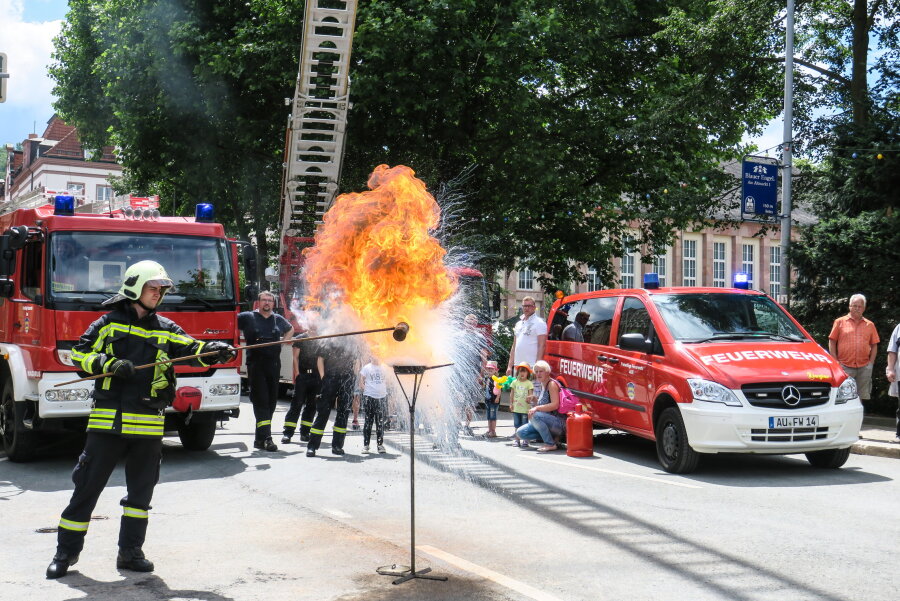 Feuerwehr Aue: Vom Stadtfest zum Einsatz - Die Feuerwehr Aue präsentierte sich auf dem Stadtfest in Aue.