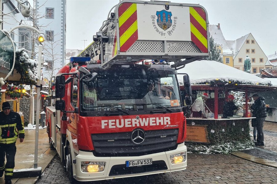 Feuerwehr auf dem Christmarkt in Freiberg unterwegs - Hauptamtliche Kräfte der Feuerwehr Freiberg haben kurz vor Eröffnung des Christmarktes die Abstände zwischen den Buden überprüft.