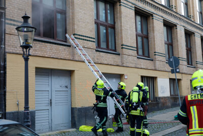 Feuerwehr auf Schloßberg und Sonnenberg im Einsatz - In dem Haus an der Uhlandstraße war kein Feuer die Ursache für die Rauchwolke.