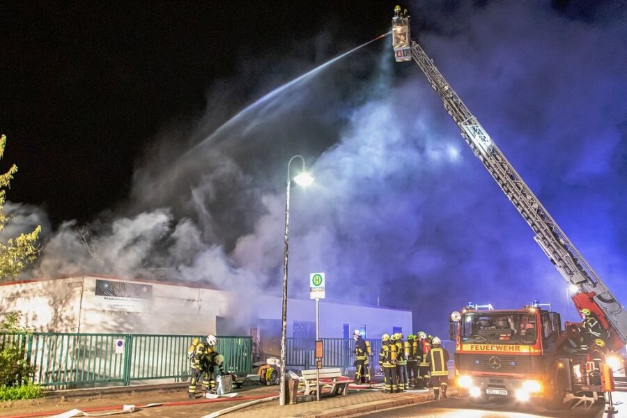 Feuerwehr bei Großeinsatz in Lugauer Unternehmen - In der Nacht zum Dienstag hat es in der Lugauer MTG Medizintechnik und Pyrotechnik gebrannt. 
