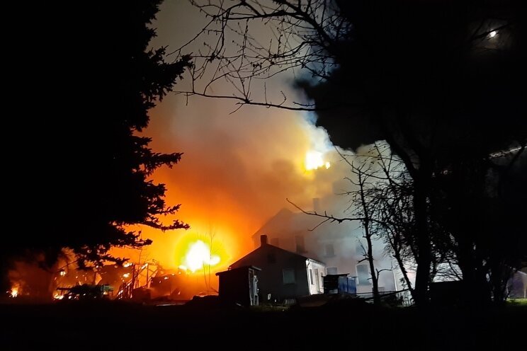 Feuerwehr bei Großbrand in Tirschendorf im Einsatz - 