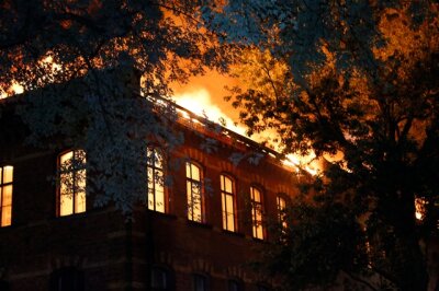 Feuerwehr bekämpft bei Gluthitze zahlreiche Brände - In Chemnitz brannte am Sonntagmorgen eine Industriebrache in voller Ausdehnung.