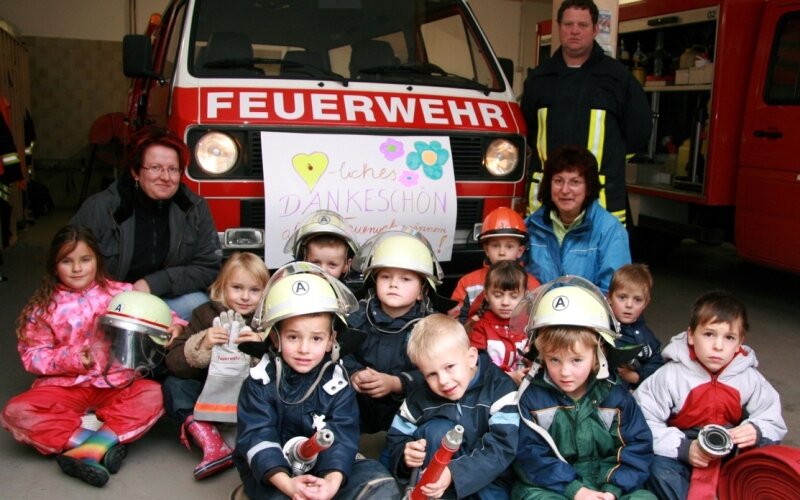 Feuerwehr bietet Kindern Asyl - 
              <p class="artikelinhalt">Heiko Böing (rechts hintern) und seine Männer gewährten den Steppkes aus dem Kindergarten Niederalbertsdorf sowie deren Leiterin Kerstin Krug (rechts) sieben Wochen Asyl. Links Erzieherin Kathrin Klose. </p>
            