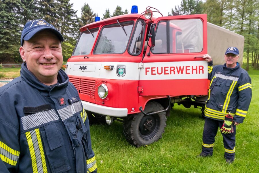 Feuerwehr Blumenau in Feierlaune: Am Wochenende stehen gleich zwei Jubiläen an - Wehrleiter Sandro Möstel und sein Stellvertreter Mike Engel (v. l.) mit dem Löschfahrzeug LF 8 TS, das bis 2009 in Blumenau im Einsatz war.