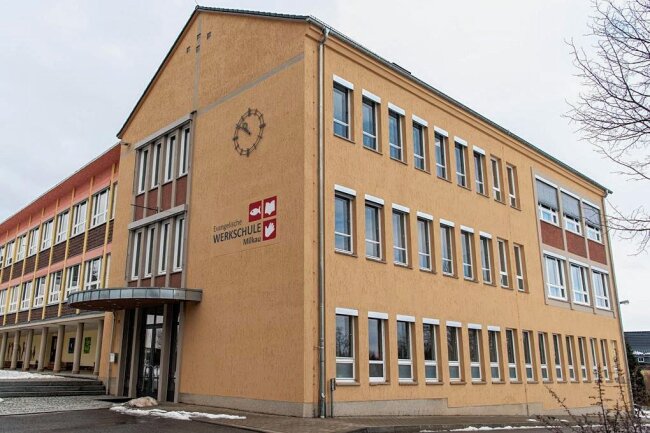 Feuerwehr eilt zur Werkschule Milkau - Zur Werkschule Milkau eilten am Donnerstag Feuerwehrleute. 