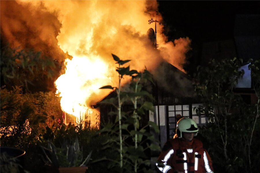 Feuerwehr-Einsatz in Bad Schlema: Gartenlaube steht in Flammen - Eine Gartenlaube in Bad Schlema stand am späten Donnerstagabend in Flammen.