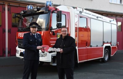 Feuerwehr erhält viertes Neufahrzeug - OB Mario Horn (CDU) übergibt den symbolischen Schlüssel an Ortswehrleiter Daniel Bauer. 