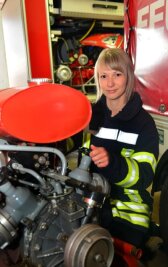 Feuerwehr: Fachfrau bedient die Technik - Romy Claußnitzer von der Feuerwehr in Cunnersdorf kennt sich nicht nur mit der Tragkraftspritze aus.