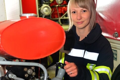 Feuerwehr: Fachfrau bedient die Technik - Romy Claußnitzer von der Feuerwehr in Cunnersdorf kennt sich nicht nur mit der Tragkraftspritze aus.