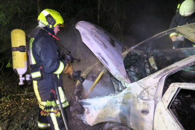 Feuerwehr findet ausgebranntes Auto in Schneeberg - 