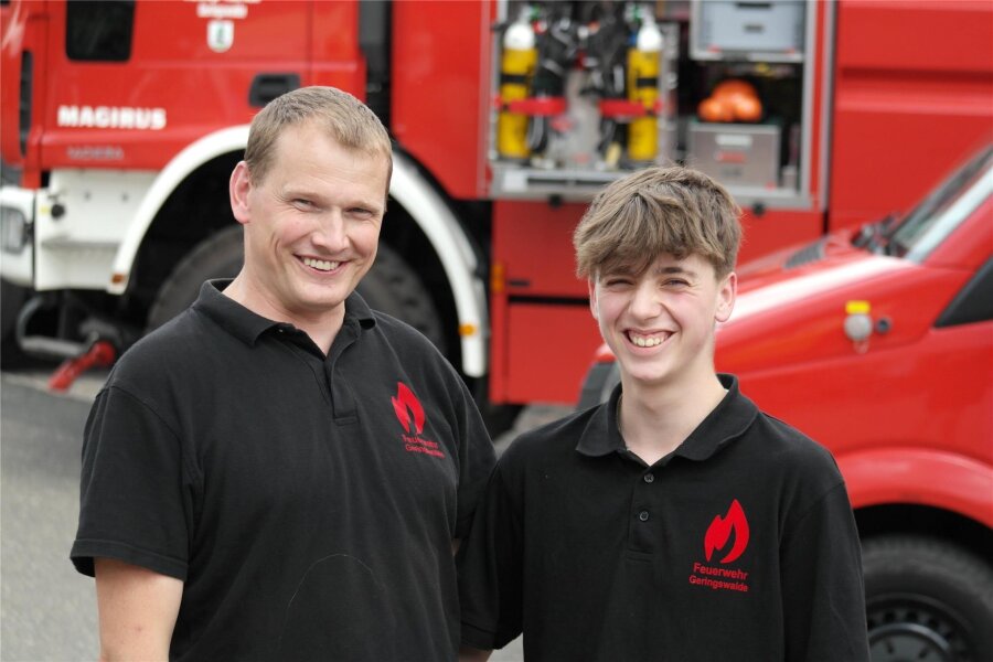 Feuerwehr Geringswalde feiert bis tief in die Nacht - Jugendwart Nico Rehn (l.) ist stolz auf Jason Kretschmer. Der 16-Jährige wechselte vor einem Monat von der Jugendwehr in den aktiven Dienst.