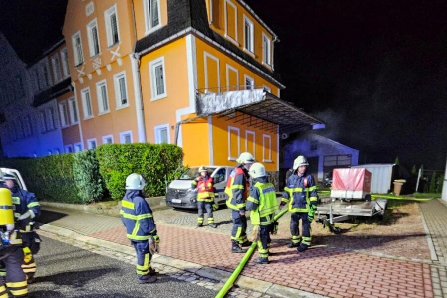 Feuerwehr Geringswalde: Möbel in Vollbrand - Die Wehren aus Geringswalde und Arras konnten ein Übergreifen der Flammen auf das Wohnhaus verhindern.
