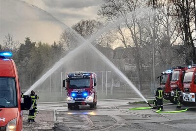 Feuerwehr Geringswalde präsentiert Ausrüstung - Auch das neue Fahrzeug, im April mit Fontänen und Sirenen begrüßt, wird zum Neujahrsfest zu sehen sein.