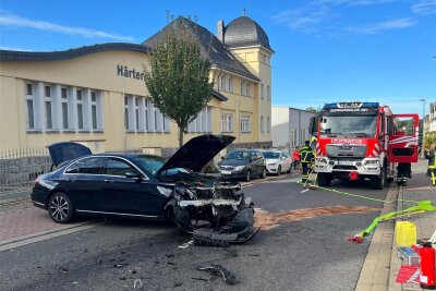 Feuerwehr Geringswalde: Turbulenzen und Ausblicke - Am Vormittag des 22. Oktober krachten zwei Autos an der Mittweidaer Straße zusammen. Gaffer störten den Einsatz der Feuerwehr.