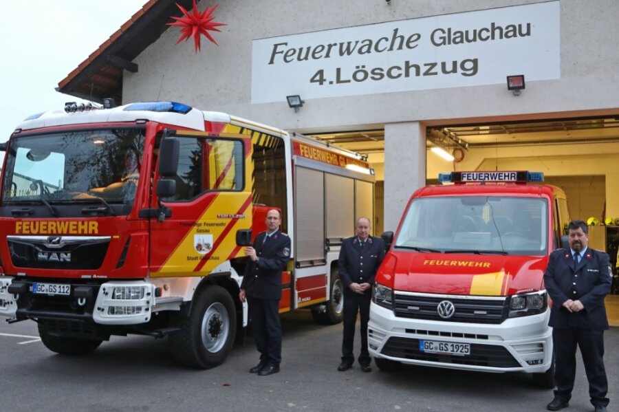 Thomas Müller, Jochen Glös und Christian Wenke (von links) von der Feuerwehr des Glauchauer Ortsteils Gesau präsentieren die neuen Fahrzeuge. 