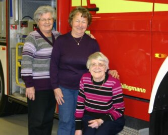 "Feuerwehr-Gretel" ist immer im Einsatz - Charlotte Wels (76), Ruth Birnbach (80) und "Feuerwehr-Gretel" Margarete Richter (84, v. l.) sind seit fast 50 Jahren Mitglieder der Flöhaer Feuerwehr und Mitbegründerinnen der Frauenabteilung.