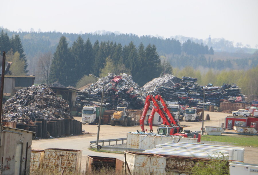 Auf dem Gelände eines Entsorgungsfachbetriebes im Weischlitzer Ortsteil Reuth kam es am Samstagvormittag zu einem Brand. 