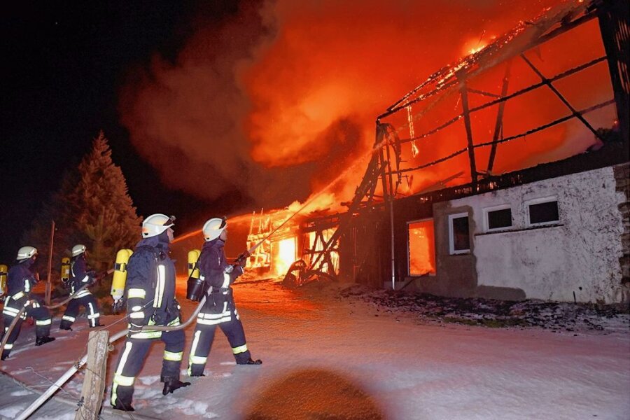 Feuerwehr-Großeinsatz: Brennender Akku von E-Auto verursacht nahe Frauenstein Feuer in Scheune - In Reichenau brannte am Samstagabend eine Scheune komplett aus, auch eine Garage stand in Flammen.