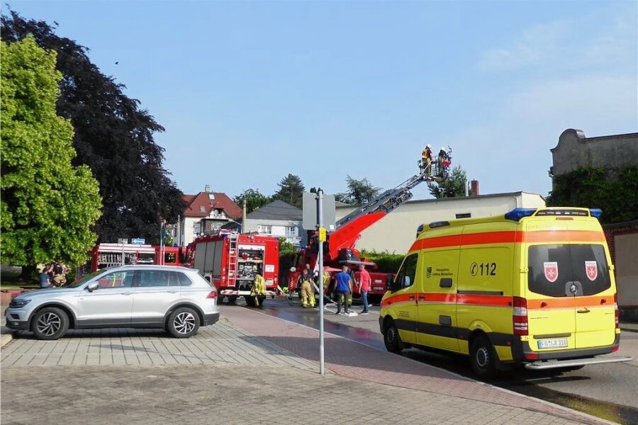 Feuerwehr-Großeinsatz in Hartmannsdorf: Auto brennt in Garage – eine verletzte Person - Die Feuerwehr musste am Donnerstag zu einem Brand in Hartmannsdorf ausrücken.