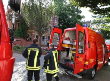 Feuerwehr-Großeinsatz in Hohenstein-Ernstthal: Wasserschaden legt Versicherung lahm - In der roten Backsteinvilla an der unteren Weinkellerstraße ist es zu einem Wasserrohrbruch gekommen.