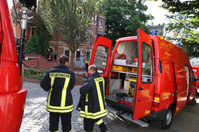 Feuerwehr-Großeinsatz in Hohenstein-Ernstthal: Wasserschaden legt Versicherung lahm - In der roten Backsteinvilla an der unteren Weinkellerstraße ist es zu einem Wasserrohrbruch gekommen.