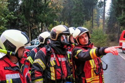 Feuerwehr Grünhain-Beierfeld probt den Ernstfall: Was tun, wenn es im Hotel brennt? - Gruppenführer Silvio Döring (r.) bei der Einweisung der Angriffsteams.