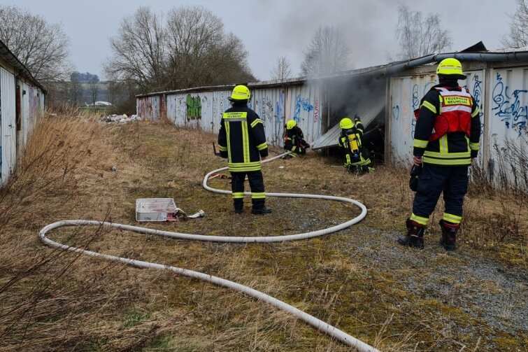 Feuerwehr hat Garagenbrand in Plauen rasch unter Kontrolle - 