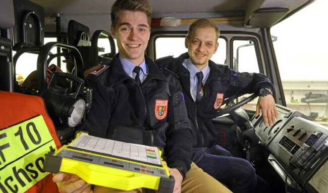 Feuerwehr Heinrichsort: Junges Führungsduo pocht auf bessere Ausstattung - Die neue Leitung der Freiwilligen Feuerwehr Heinrichsort: Ortswehrleiter Matthias Wurziger (re.)und sein Stellvertreter Tim Stiegler. 