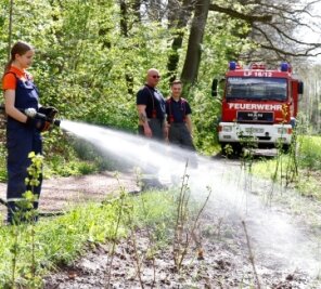 Feuerwehr hilft auch der Natur - Die Jugendfeuerwehr Oberlungwitz half beim Bewässern im Landschaftsschutzgebiet Hirschgrund. 