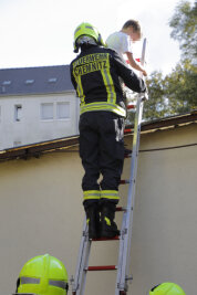 Feuerwehr holt Jungen von Supermarktdach - Mithilfe einer Leiter holte die Feuerwehr einen Jungen von einem Supermarktdach auf dem Sonnenberg.