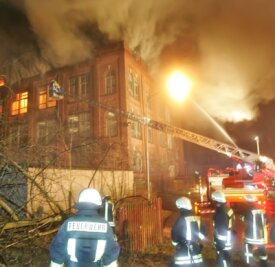 Feuerwehr im Dauereinsatz: Fünf Alarmierungen innerhalb von 15 Stunden - In Werdauer Ortsteil Leubnitz brannte am Samstagabend ein Fabrikgebäude.