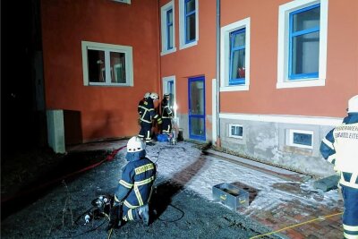 Feuerwehr im Einsatz: Frost lässt in Geringswalde Leitung bersten - Die Geringswalder Feuerwehr bereitet das Abpumpen von Kellern in Gebäuden an der Mittweidaer Straße vor. 