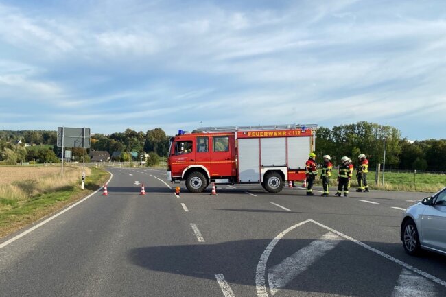Feuerwehr im Einsatz: S 200 in Lichtenau gesperrt - Feuerwehr und Polizei haben am Mittwochnachmittag die S 200 im Lichtenauer Ottendorf abgesperrt.