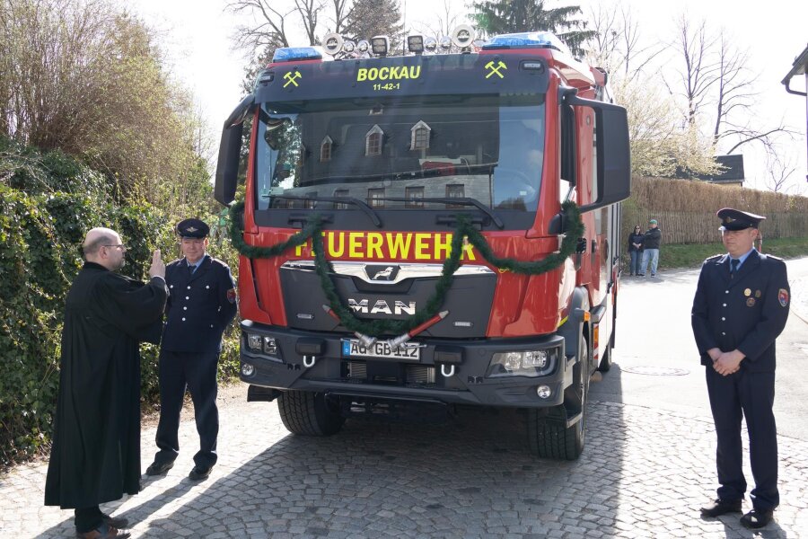 Feuerwehr im Erzgebirge erhält neues Löschauto für fast eine halbe Million Euro - Bockaus Pfarrer Michael Lippky gab dem neuen Einsatzfahrzeug der örtlichen Feuerwehr seinen Segen. Das LF 10 verfügt unter anderem über einen 2500 Liter fassenden Wassertank.