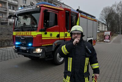 Feuerwehr im Erzgebirge freut sich nach zwei Jahren Wartezeit über neues Löschfahrzeug - Maschinist André Schleußner vor dem neuen LF10 der Freiwilligen Feuerwehr Zschorlau.