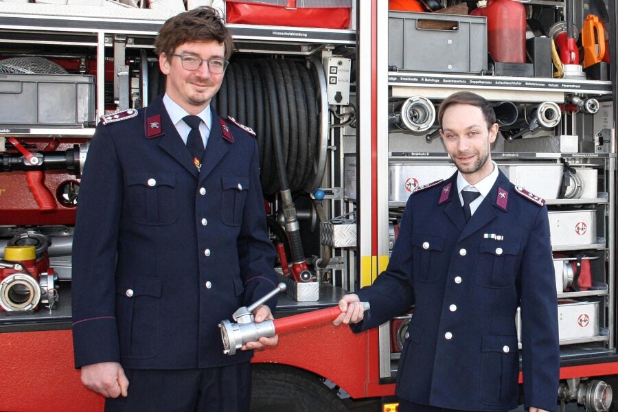 Feuerwehr in Lauterbach hat neuen Chef - Staffelstabübergabe: Chris Mittag (li.) legt die Geschicke der Wehr in die Hände von Thomas Wendler.