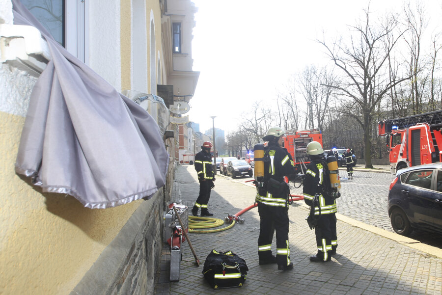 Feuerwehr in Plauen rückt zu Wohnungsbrand aus - Am Mittwochnachmittag rückte die Feuerwehr zu einem Brand an der Karolastraße in Plauen aus.