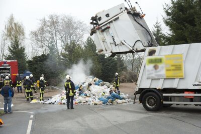 Feuerwehr lässt Müll auf Straße kippen - 