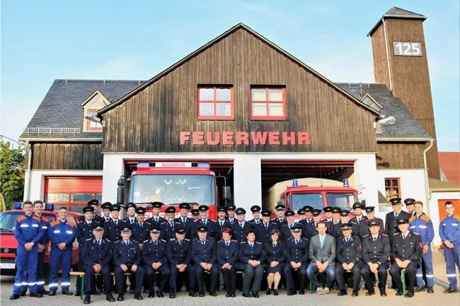 Feuerwehr Leubsdorf steht vor Großeinsatz mit Fahrzeugkorso und Festzelt - Zur 125-Jahr-Feier im Jahr 2018 stellte sich die Truppe zum Gruppenfoto auf. Auch in diesem Jahr werden viele Bilder entstehen. 