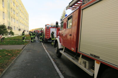 Feuerwehr löscht angebranntes Essen - Angebranntes Essen in einer Wohnung in einem Wohnblock in Schwarzenberg hat am Samstag für einen Feuerwehreinsatz gesorgt. 